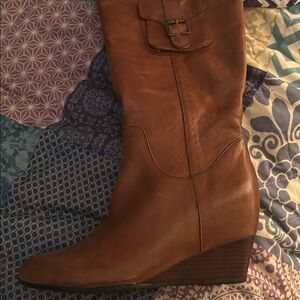 New brown leather wedge boots with side pocket that buttons closed size 7 1/2